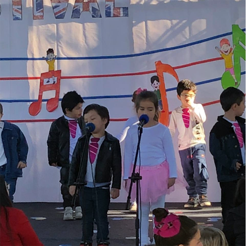 Niños de prebásica participando en el Festival de Inglés del British High School